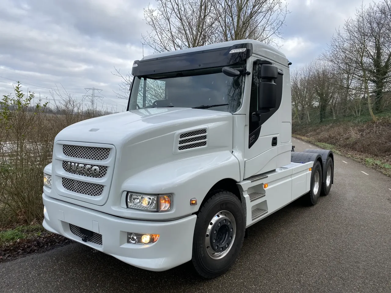 De vijftigste IVECO STRATOR, een witte 6×4, een van de laatste van de generatie