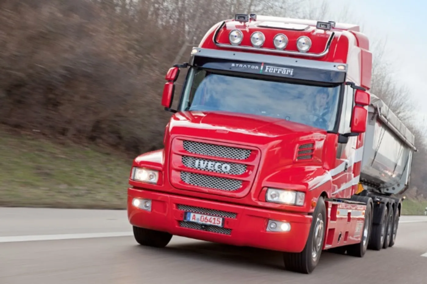De eerste IVECO STRATOR (2006), rode torpedo-truck met neus