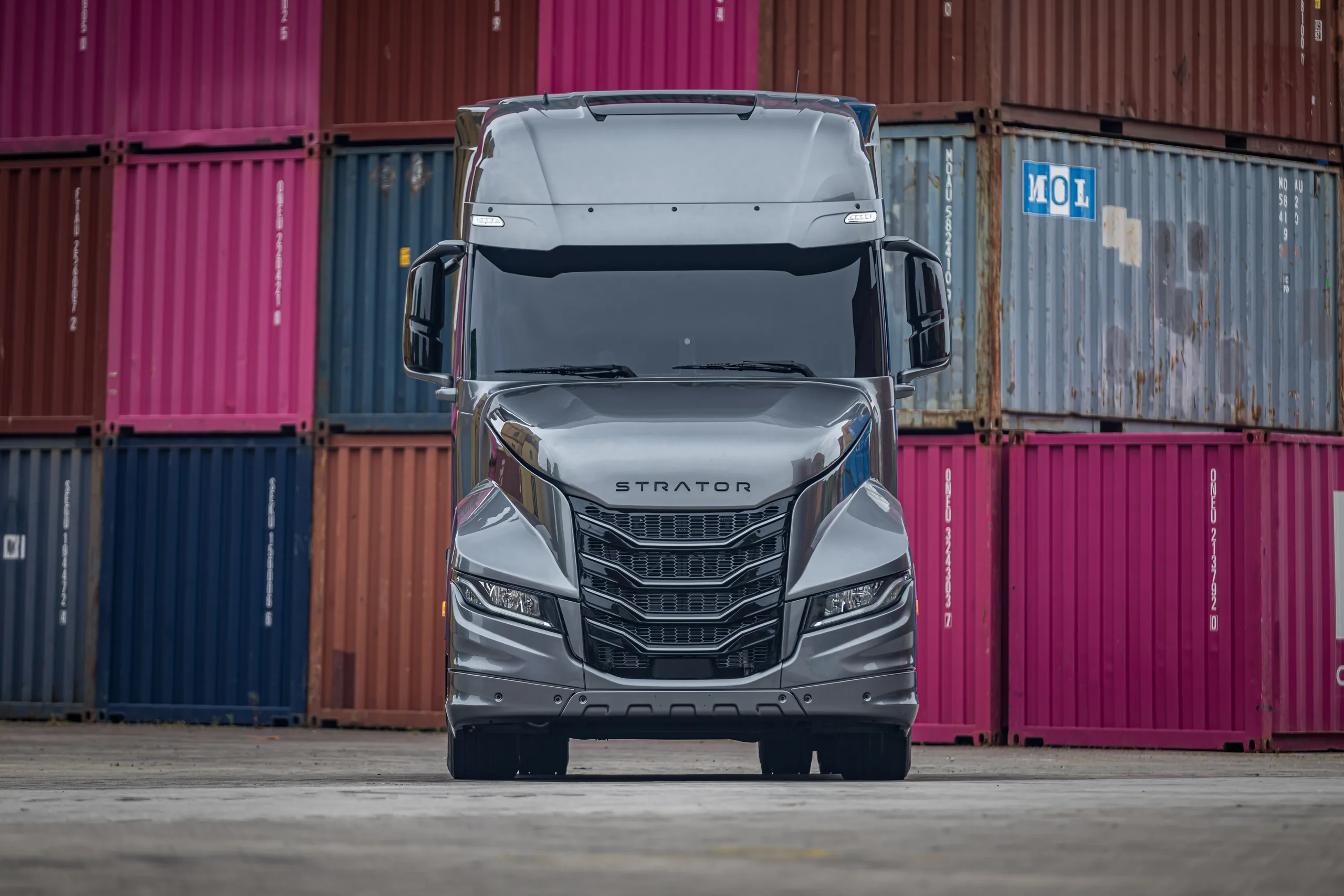 STRATOR torpedotruck vooraanzicht op een containerterminal