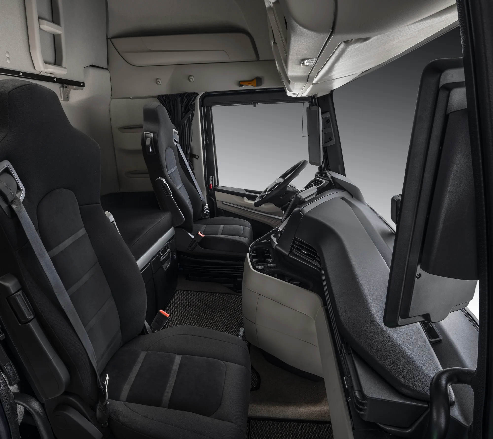 Ruime cabine van de IVECO Strator met stoelen en slaapplaats