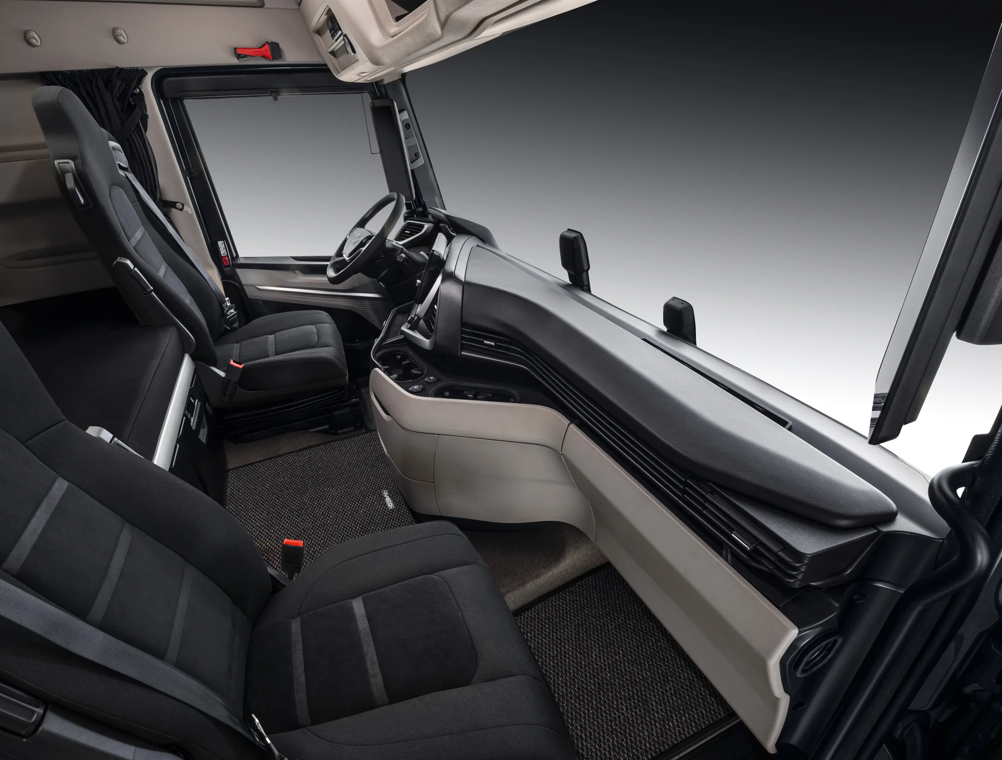 Cabine van de IVECO Strator met slaapcabine achter de stoelen