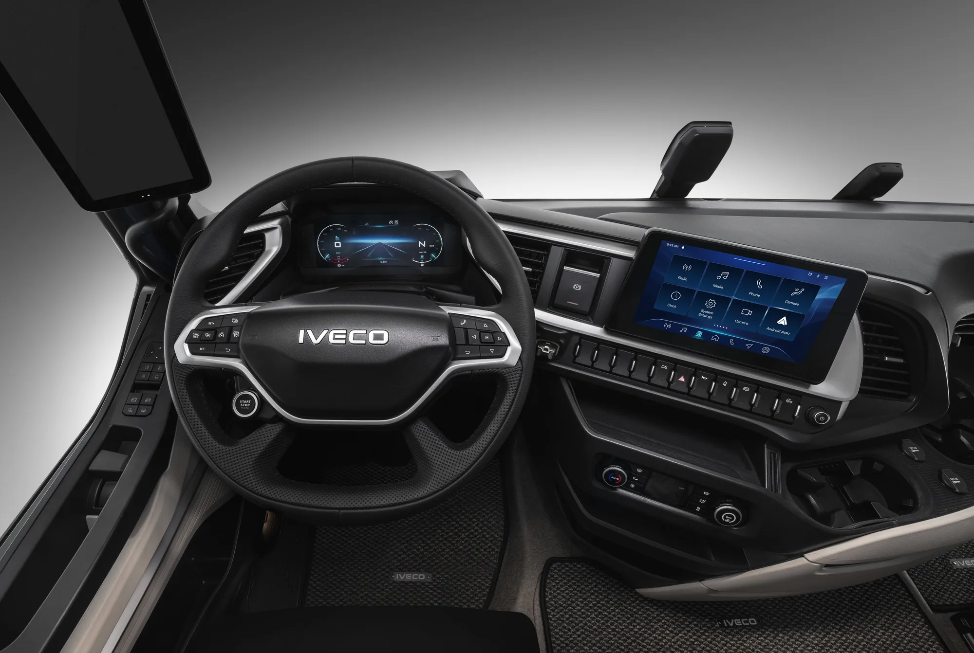 Compleet dashboard met IVECO-stuur en touchscreen van de Strator
